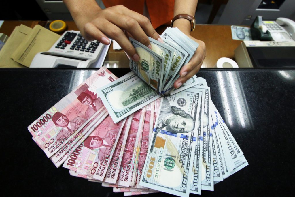 Rupiah Terpuruk di Level Rp15.240