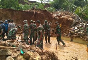 Batalyon Armed 9 Kostrad Bantu Evakuasi Korban Tanah Longsor di Kampung Krajan Purwakarta