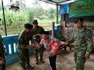 Bakti Sosial Yonif PR 502 Kostrad di Desa Binaan