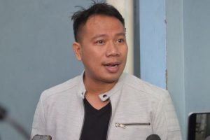 Buang Sial, Vicky Prasetyo-Billy Syahputra Mandi di Depan Umum