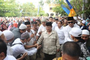 Prabowo Minta Doa Restu dan Ajak Umat Islam Bersatu Tampilkan Kesejukan di Acara Haul Mbah Priuk