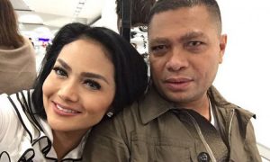 Unggah Foto Ciuman Bareng Raul Lemos, Krisdayanti Banjir Komentar Pedas