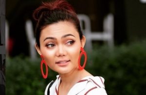 Unggah Foto Ini, Netizen Kembali Pertanyakan Agama Rina Nose