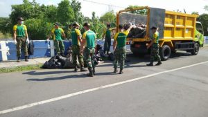 Tanggap Banjir, Yonif Raider 509 Kostrad Bersih-Bersih Sungai Bedadung Jember