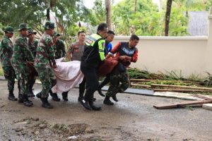 Kostrad Bantu Evakuasi Warga Korban Tsunami Selat Sunda