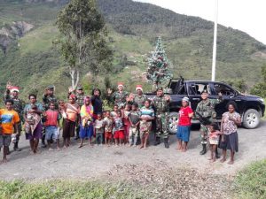 Satgas Pamrahwan Puncak Jaya Yonif MR 412 Kostrad Berbagi Kasih di Hari Natal