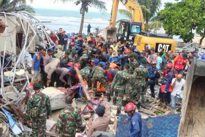 Yonzipur 9 Kostrad Kembali Bersihkan Puing-Puing Akibat Tsunami Selat Sunda di Pandeglang