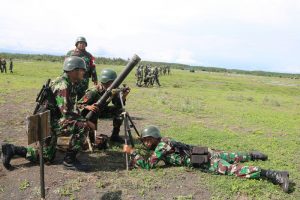 Prajurit Yonif Raider 514 Kostrad Asah Kemampuan Menembak Senjata Kelompok Lintas Lengkung