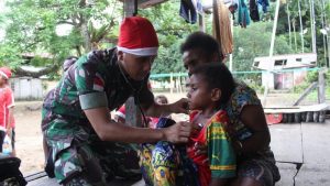 Sambut Natal, Satgas Pamtas Yonif PR 328 Kostrad Lakukan Kegiatan Peduli Kasih