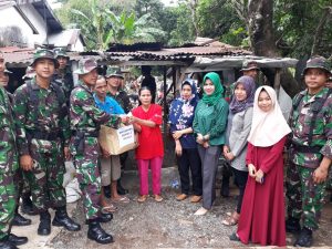 Prajurit dan Keluarga Yonif PR 433 Kostrad Beri Bantuan Korban Banjir