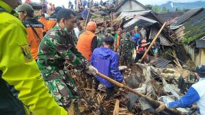 Batalyon Armed 13 Kostrad Bantu Evakuasi Korban Tanah Longsor Sukabumi