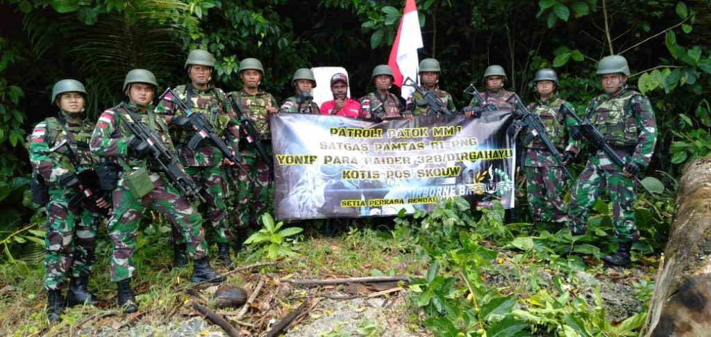 Satgas Yonif PR 328 Kostrad Patroli Patok Perbatasan