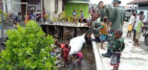 Peringati Hari Lingkungan Hidup, Satgas 755 Kostrad Bersama Masyarakat Membersihkan Pasar Induk Asmat