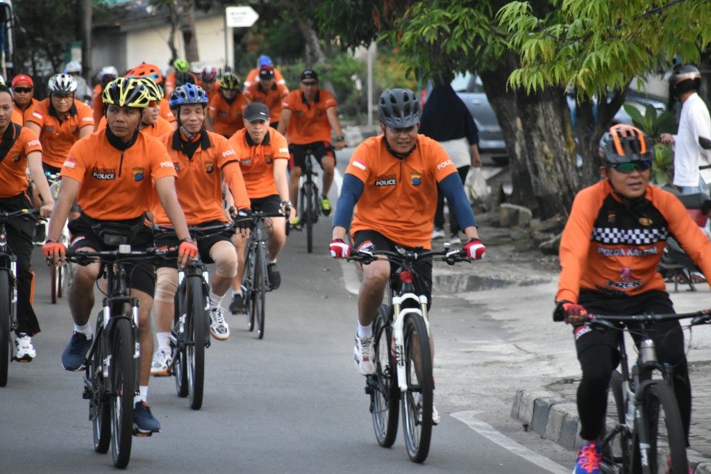 Silahturahmi Dengan Warga, Dansat Brimob Dampingi Kapolda Laksanakan Gowes Kamtibmas