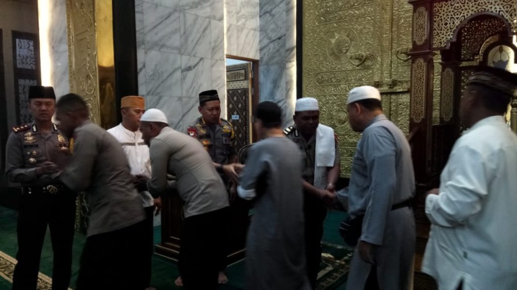 Pupuk Keakraban, Dansat Brimob Polda Kaltim Laksanakan Sholat Subuh Bersama Warga Balikpapan