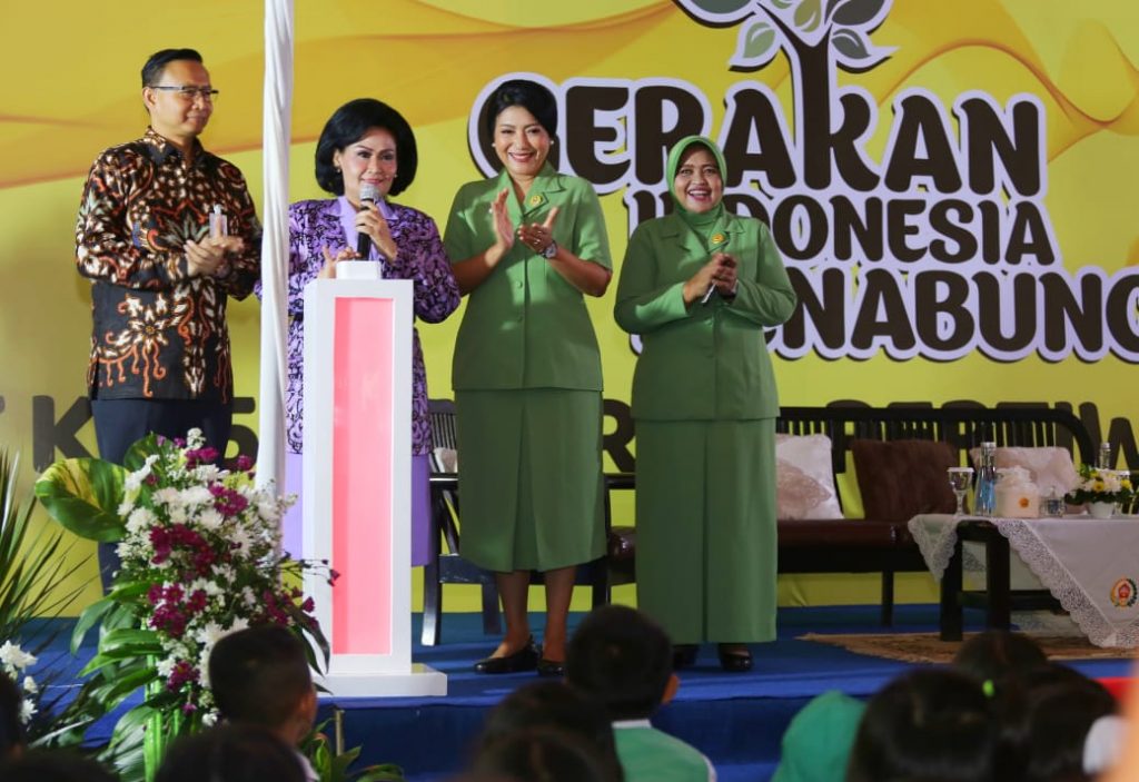 Ketua Persit KCK Gabungan Kostrad Ibu Tari Besar Harto Karyawan Hadiri Gerakan Indonesia Menabung (GIM)