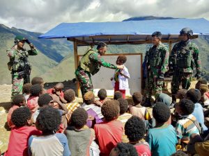 Satgas Yonif MR 412 Kostrad Beri Bantuan Seragam Sekolah di Puncak Jaya