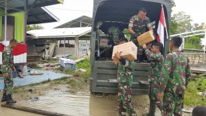 Ringankan Beban Korban Banjir,  Satgas Pamtas Yonif PR 328 Kostrad Salurkan Bantuan Logistik