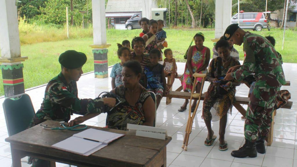 Satgas Pamtas Yonif PR 328 Kostrad Berikan Pengobatan Gratis