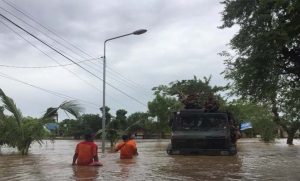 Truk Armed 12 Kostrad “Berenang” Evakuasi Warga Ngawi