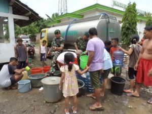 Batalyon Armed 12 Kostrad Kerahkan Dua Tangki Air Bersih untuk Korban Banjir di Ngawi