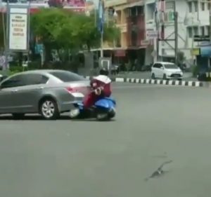 Viral! Nekat Terobos Lampu Merah, Emak-Emak Pengendara Vespa Kena Batunya