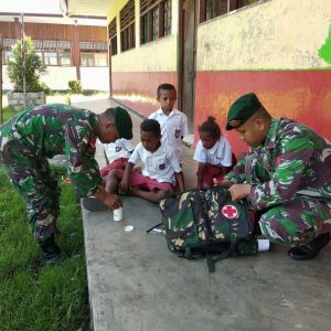 Kepedulian Satgas Yonif PR 328 Kostrad Akan Kesehatan Murid SD di Perbatasan