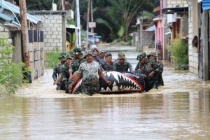 Personil Yonmarhanlan X Jayapura Evakuasi Warga Yang Terjebak Banjir