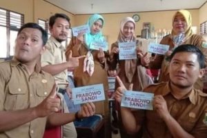 Pose Dua Jari dengan Stiker Prabowo-Sandi, 6 Guru Honorer di Banten Dipecat