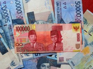 Rupiah Kembali Melemah Nyaris Rp14.300/USD