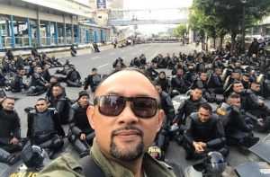 Datang ke Lokasi Demo, Ronal Surapradja Selfie dengan Aparat Kepolisian