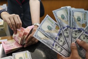 Jelang Rilis The Fed, Rupiah Melemah ke Rp14.034/USD