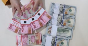 Rupiah Kembali Dekati Level Rp14000 USD