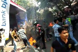 Amankan Aksi Demo, Anggota Polisi di Cianjur Dibakar Massa