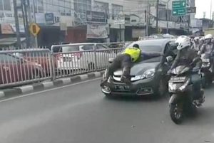 Viral! Polisi ‘Nemplok’ di Kap Mobil yang Melaju di Pasar Minggu