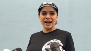 Nikita Mirzani Pamer Pose Payudara saat Dicium Pacar Bule, Netizen Geger