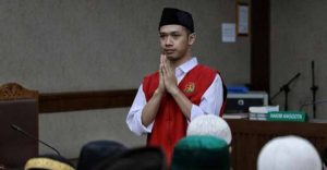 Lutfi Pembawa Bendera Saat Demo di DPR Didakwa Pasal Berlapis