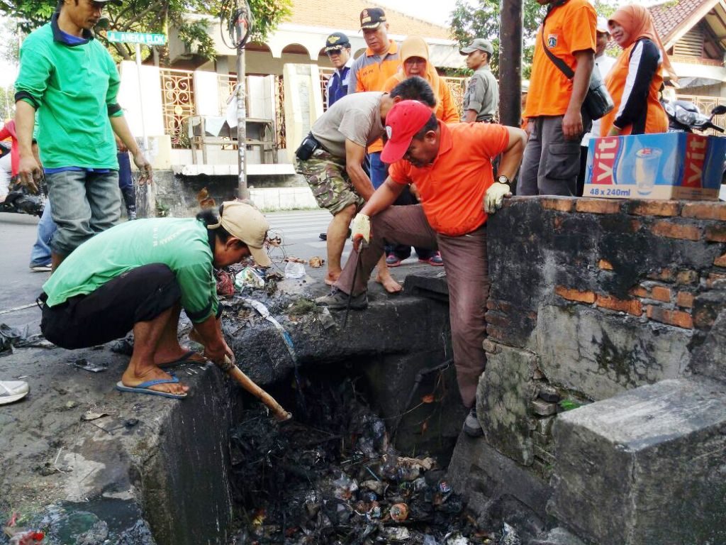 Gorong-gorong Mampet, Setelah Dibongkar Ditemukan Mayat Anak SMP