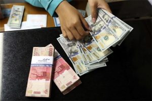 Rupiah Dibuka Melemah Dekati Rp14.000/USD