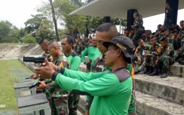 Pelatih Kalotmar Bekali Ketrampilan Menembak Pistol AAL Angkatan LXVII