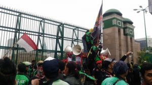 Driver Ojol Gelar Demo di Gedung DPR RI