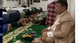 Viral, Video Hotman Paris Duduk di Belakang Orang Salat