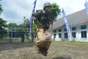 Lomba Tradisional Panjat pinang Hingga Balap Karung Meriahkan HUT Yon Pom 2 Mar