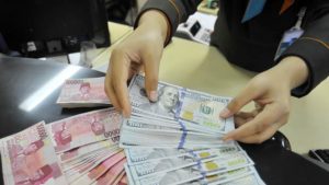 Rupiah Dibuka Melemah Dekati Rp14.300/USD