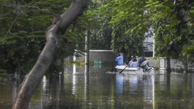 Banjir Rob Semakin Meninggi Akibat Air pasang di Komplek Pantai Mutiara