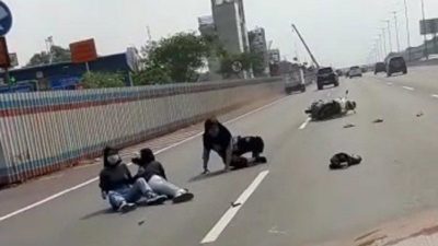 Dikejar Mobil Tak Dikenal, 3 Remaja Boncengan Sepeda Motor Masuk Tol