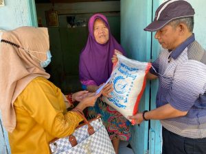 Terima Bantuan Andre Rosiade,Tukang Urut Lansia Bersyukur