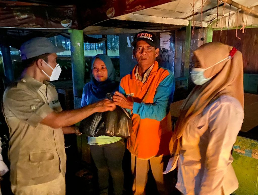 Banjir di Bungus,Andre Rosiade Salurkan Ratusan Nasi Bungkus