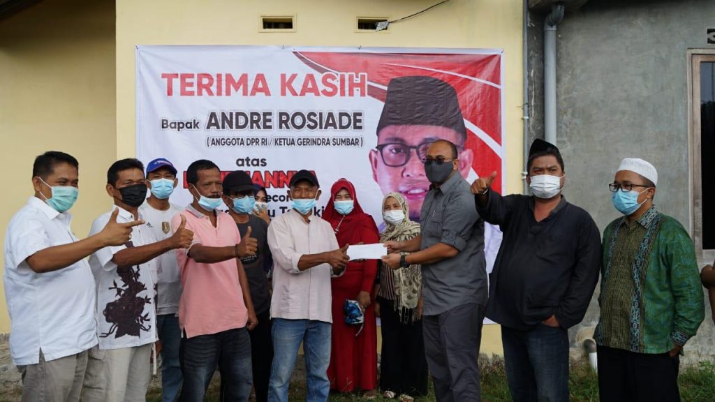 Andre Rosiade Bantu Pembangunan Lapangan Bulu Tangkis