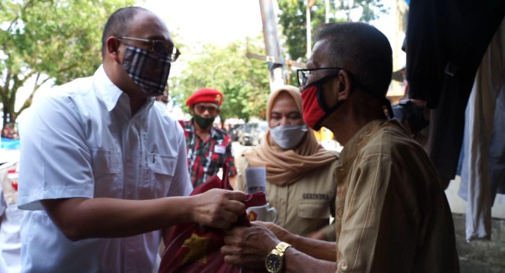 Andre Berbagi Sembako untuk Ratusan Lansia di Batang Arau